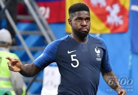 边后卫：5号乌姆蒂蒂