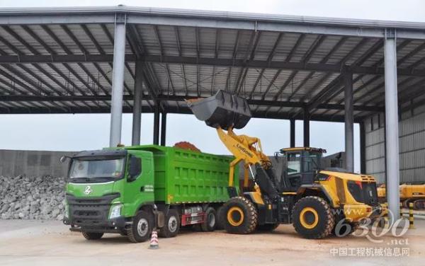 试验场上，柳工VL80A垂直举升装载机