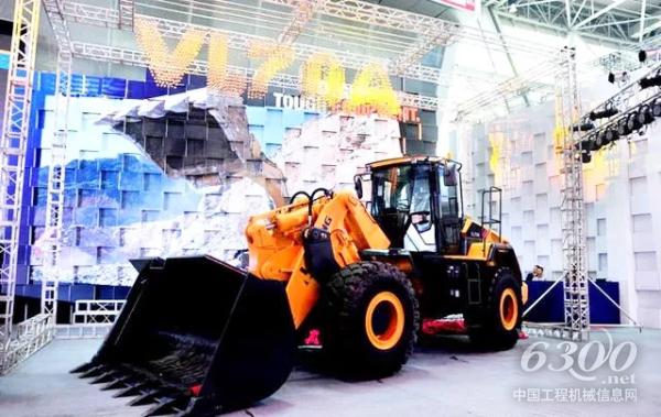 目前柳工已经推出VL70A、VL80A两款垂直举升装载机