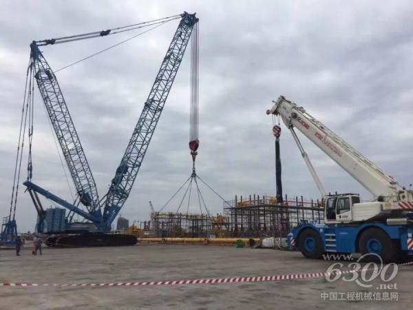 刚果布黑角石油港口徐工<a href=//product.d1cm.com/lvdaidiao/ target=_blank>履带起重机</a>越野轮胎吊联合作业