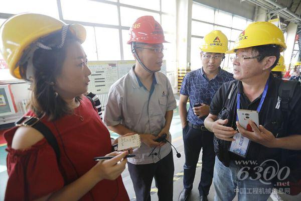 采访团记者在采访山东临工工作人员