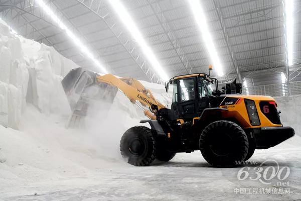 CLG856H加长臂<a href=//product.d1cm.com/zhuangzaiji/ target=_blank>装载机</a>进行化肥堆料