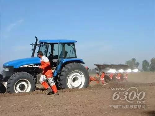 行进作业中的无人驾驶拖拉机