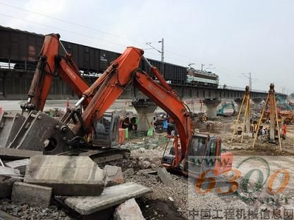 施工机械在宝成铁路石亭江大桥南岸拆除旧桥基础