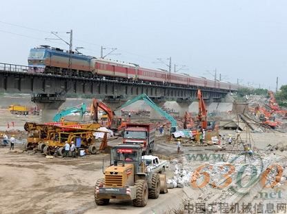 施工人员在宝成铁路石亭江大桥附近加紧施工