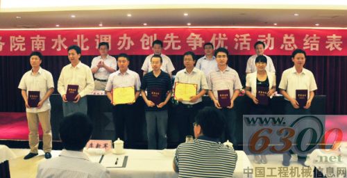 领导为优秀共产党员代表颁奖