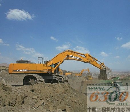 凯斯CX800B挖掘机装车作业现场