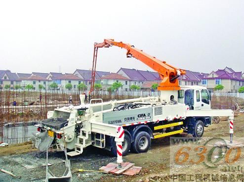 CIFA41米泵车正在上海金山区金赛搅拌站承接的项目中施工