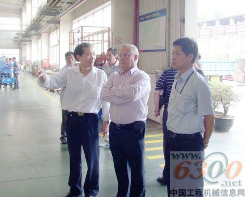Tony.Roskilly教授（中）参观玉柴生产车间