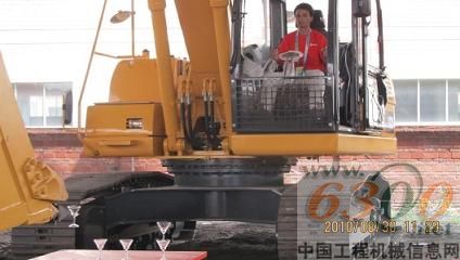 挖掘机叠香槟杯