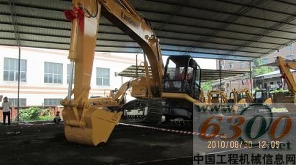 挖掘机跨越障碍