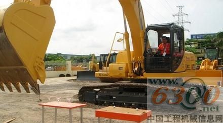 挖掘机投高尔夫