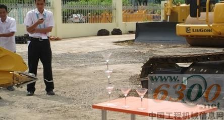 挖掘机叠香槟杯