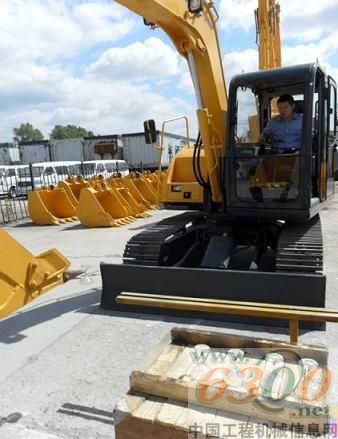 挖掘机挂高脚杯比赛