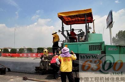 徐工RP701L轮胎摊铺机在厦门段铺设沥青