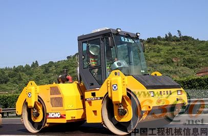 徐工双钢轮压路机在施工