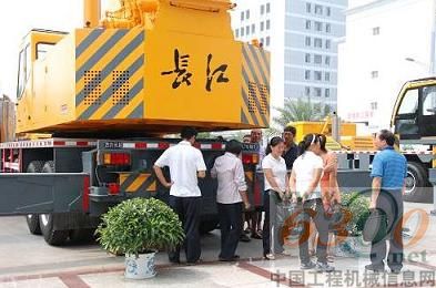 长江起重机新车交接仪式在柳州举行