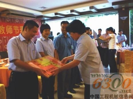 梁萍(右)为获奖单位颁奖