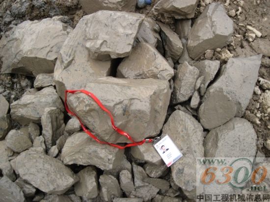 SR250R力破灰板岩所取出的碎石