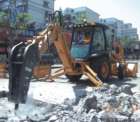凯斯挖掘装载机抢修现场