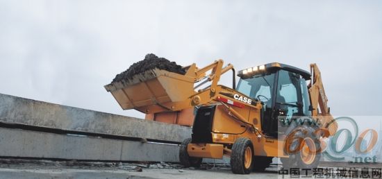 凯斯580M 挖掘装载机工作现场