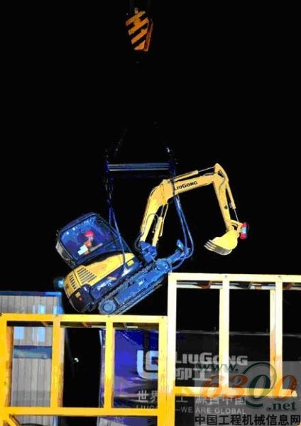 挖掘机攀10米高台