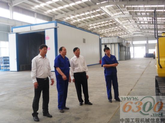 康明思董事长王洪杰参观力士德生产现场