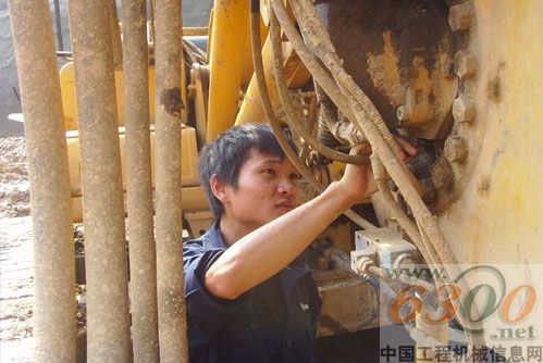 三一服务工程师正在检修设备