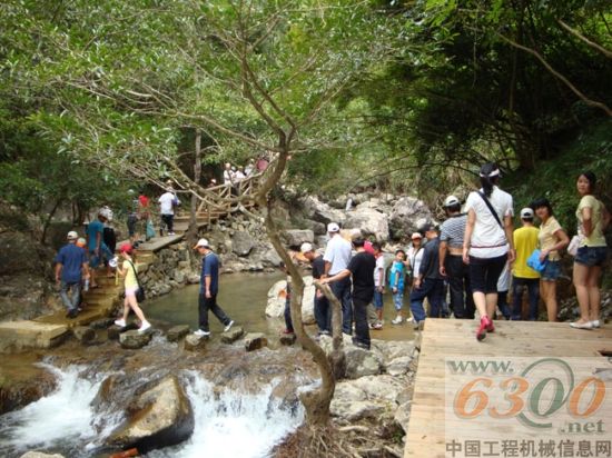 晋工组织员工畅游永春云河谷、魁星岩