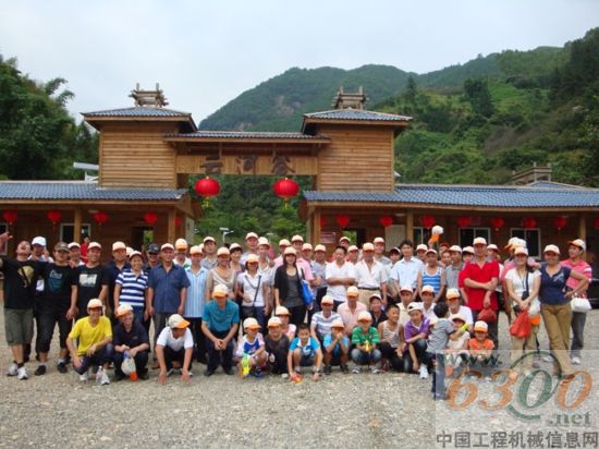 晋工组织员工畅游永春云河谷、魁星岩