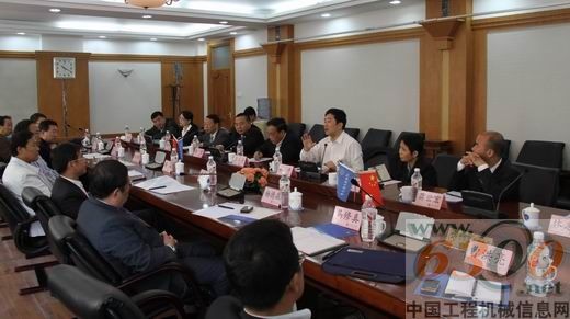 玉柴集团公司董事局主席晏平（右排右三）在座谈会上发言