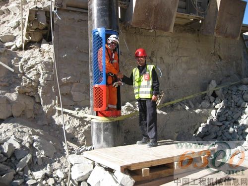 郝恒与救援人员调试救援舱