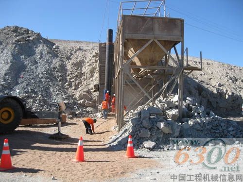 救援人员在做营救前的准备