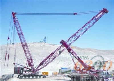 10月8日上午，SCC4000顺利起臂，并在组装场地内空载行走