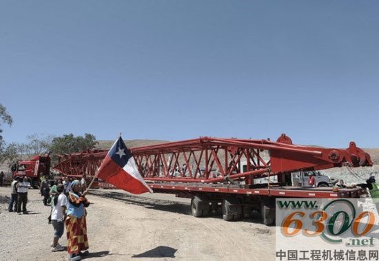 当地时间10月6日上午，中国自主设计、研发、制造的履带式起重机SANY SCC4000到达圣何塞矿区，受难矿工家属激动地扬起国旗