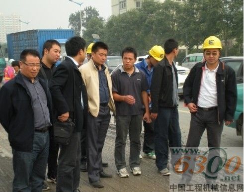 巡演团队跟客户一起交流及观看小型机现场作业