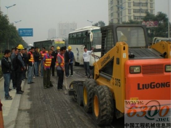 柳工滑移装载机正在清扫路面