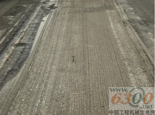 经过滑移装载机清扫后的路面效果明显