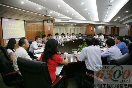 采访团对玉柴创先争优活动负责人进行集体采访