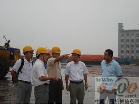 巡演团队冒雨查看客户的施工工况