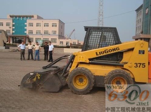 滑移装载机现场进行清扫演示