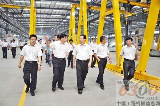 陕西省委常委、省政法委书记宋洪武(右三)参观渭南工业园