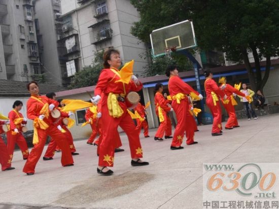 生龙活虎的腰鼓队表扬