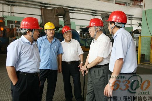 何光远(左三)、陆燕荪(右二)了解铸造工艺