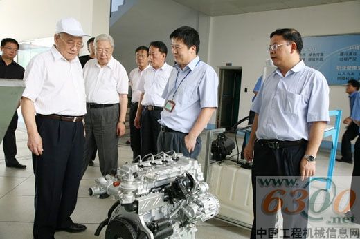 何光远参观玉柴试验室