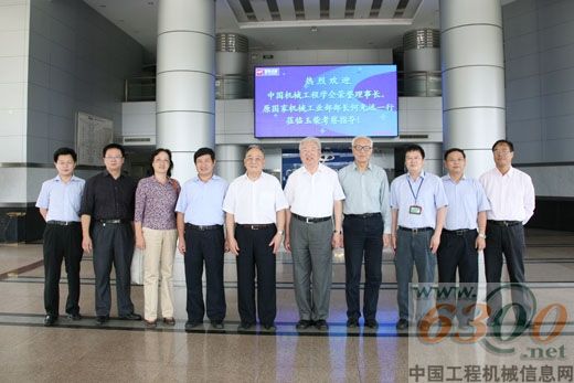 何光远一行与玉柴相关人员合影