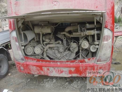 被泥沙污染的发动机仓