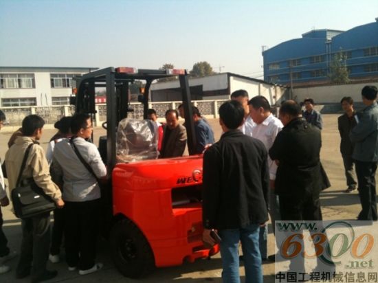 销售精英评威肯叉车新品