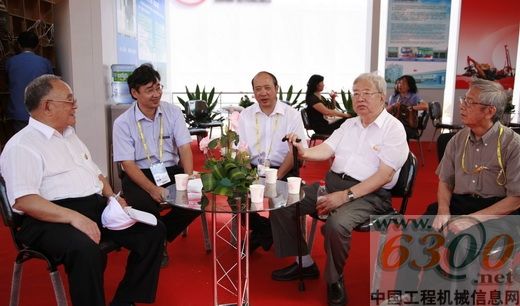 何光远(左一)与陆燕荪(右二)在玉柴展馆