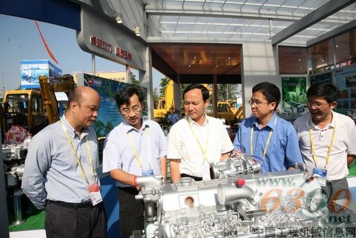 刘子福(中)参观玉柴展馆